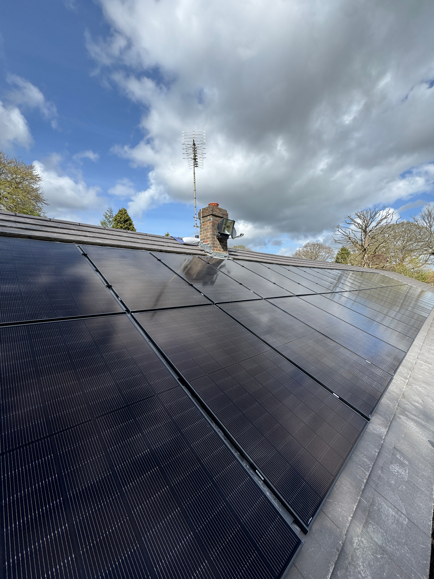 20 kWp solar + Sigenergy SigenStor EC + 18 kWh battery installation in TADWORTH by Solid Electrical